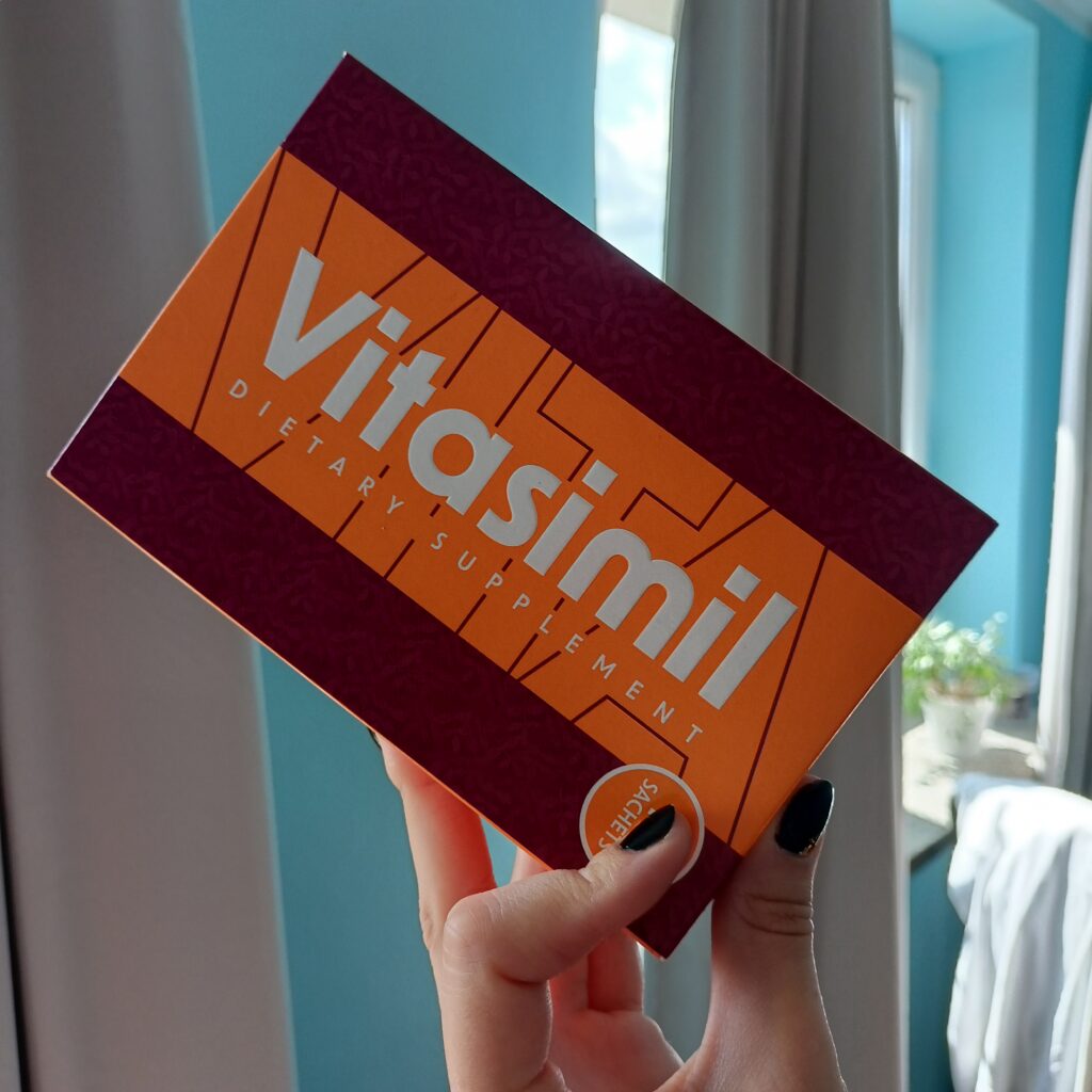 Persona con Vitasimil en mano